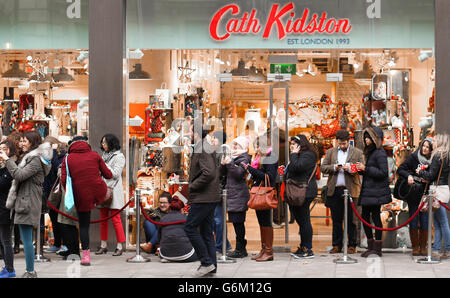 Files d'attente devant l'ouverture du magasin phare Cath Kidston sur Piccadilly à Londres. Banque D'Images