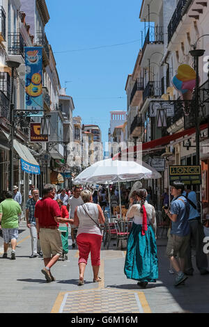 De nombreux touristes visitent les magasins et boutiques de souvenirs dans la ville de Ronda, Andalousie (Andalucía), Espagne, Europe Banque D'Images