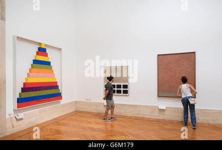 Visiteurs tableaux au Musée des beaux-arts de l'Art Moderne et Contemporain, Rome, Italie Banque D'Images