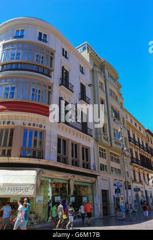 De nombreux touristes visitent les magasins et boutiques de souvenirs dans la ville de Malaga, Espagne, Europe Banque D'Images