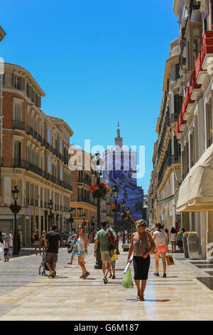 De nombreux touristes visitent les magasins et boutiques de souvenirs dans la ville de Malaga, Espagne, Europe Banque D'Images