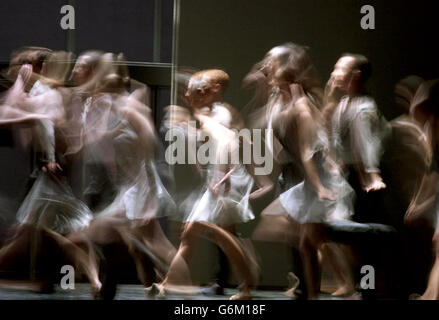 British Entertainment - Dance - Rambert Dance Company - Londres - 2003. Re of 'Elsa Canasta' at Sadler's Wells. Banque D'Images