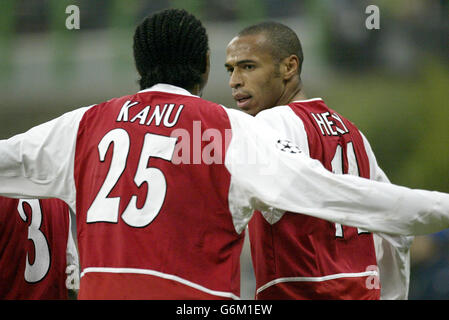 Thierry Henry (à droite) d'Arsenal célèbre son but contre l'Inter Milan avec Kanu, lors de leur match du groupe B de la Ligue des champions de l'UEFA à San Siro, Milan, Italie. Banque D'Images