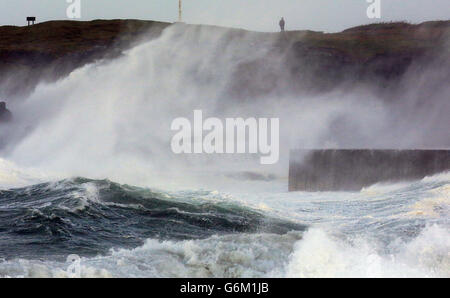 Des vents violents et la mer battent la côte nord d'Antrim à Portstewart, à Co Antrim. Des milliers de maisons sont encore sans électricité en Irlande du Nord après que des vents violents ont arraché des arbres, des lignes électriques et des poteaux électriques. Des rafales allant jusqu'à 70 km/h qui ont balayé l'Atlantique ont laissé des parties du nord, de l'est et des zones rurales exposées faire face à des pannes de courant majeures. Banque D'Images