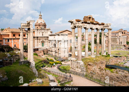 Vue sur le Forum romain avec des colonnes en ruines du temple de Saturne sur le droit à Rome, Italie Banque D'Images
