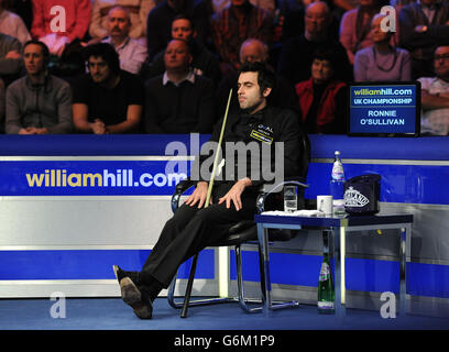 Ronnie O'Sullivan siège dans son quart de finale de match contre Stuart Bingham lors du dixième jour des Championnats du Royaume-Uni williamhill.com au Barbican Center, York. Banque D'Images