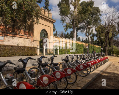 SÉVILLE, ESPAGNE - 16 MARS 2016: Station municipale de location de vélos à vélo (Sevici) à Séville, Espagne Banque D'Images