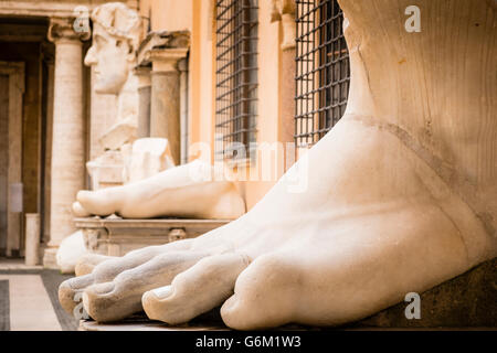 Pied colossale de l'empereur romain Constantin dans la cour de la musée du Capitole, Rome Banque D'Images