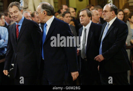 Le Premier ministre britannique Tony Blair aux côtés du chef du parti Oppositon Michael Howard, suivi du vice-premier ministre John Prescott et de Shadow Foreign Michael Ancram,Entrez à la Chambre des Lords avant le discours de la reine Elizabeth II devant les membres de la Chambre du Seigneur et de la Chambre des communes lors de l'ouverture du Parlement à Londres.Assise sur le trône à la Chambre des Lords, elle a officiellement annoncé le programme législatif du gouvernement britannique pour la nouvelle session parlementaire. Banque D'Images