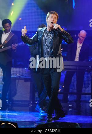 Sir Cliff Richard se produit pendant le tournage du Graham Norton Show, aux London Studios, dans le sud de Londres, devant être diffusé sur BBC One vendredi soir. Banque D'Images