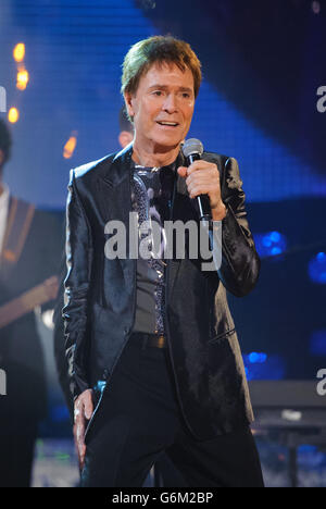 Sir Cliff Richard se produit pendant le tournage du Graham Norton Show, aux London Studios, dans le sud de Londres, devant être diffusé sur BBC One vendredi soir. Banque D'Images