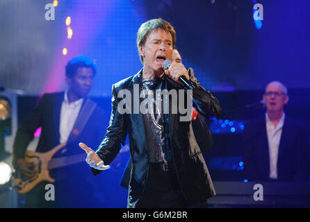 Sir Cliff Richard se produit pendant le tournage du Graham Norton Show, aux London Studios, dans le sud de Londres, devant être diffusé sur BBC One vendredi soir. Banque D'Images