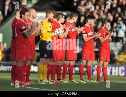 Football - Championnat Sky Bet - Yeovil Town / Charlton Athletic - Huish Park.Les joueurs de Charlton Athletic lors des applaudissements d'une minute pour Nelson Mandela Banque D'Images