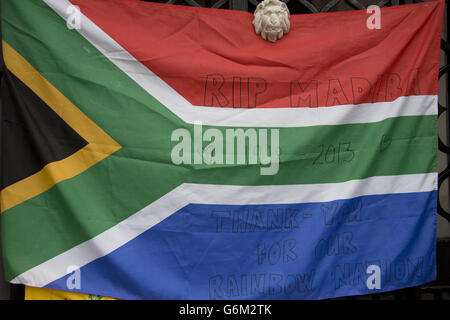 Fleurs et hommages pour Nelson Mandela à l'extérieur de South Africa House, dans le centre de Londres, après la mort de l'ancien président sud-africain jeudi soir. Banque D'Images