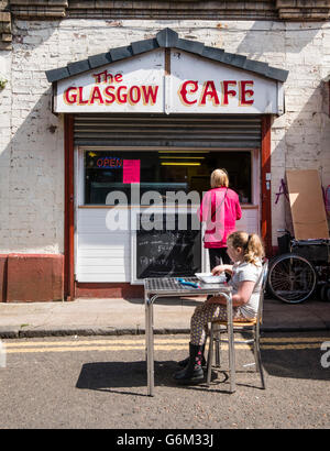 Petit café dans le marché de l'Est de Barras de Glasgow Royaume-Uni Banque D'Images