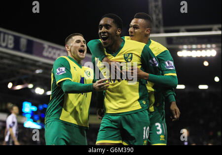 Leroy Fer de Norwich City célèbre le deuxième but avec Gary Hooper (à gauche) et Josh Murphy (à droite) contre West Bromwich Albion lors de la victoire 2.0 dans le match de la Barclays Premier League aux Hawthorns, West Bromwich. Banque D'Images