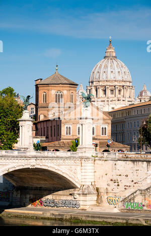 Vue sur le Tibre, le Ponte Vittorio Emanuele II et la Basilique de Saint Pierre dans la Cité du Vatican Rome , Italie Banque D'Images