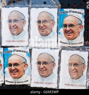 Aimant frigo souvenirs avec l'image du Pape François pour à vendre dans la Cité du Vatican à Rome, Italie Banque D'Images