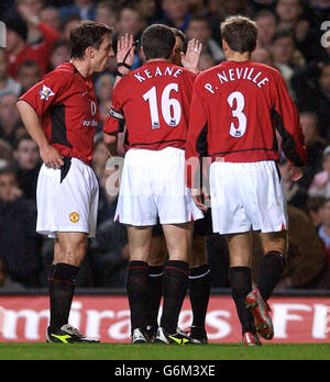 Le capitaine Roy Keane (au centre) de Manchester United soutient l'arbitre Alan Wiley après avoir donné une pénalité à Chelsea lors de son match de First ership de FA Barclaycard au stade Stamford Bridge de Chelsea à Londres. Banque D'Images