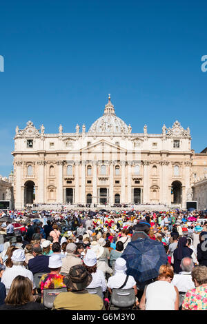 Vue de la Basilique Saint Pierre au cours de l'audience générale avec le Pape sur la Place Saint-Pierre du Vatican Rome , Italie Banque D'Images