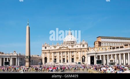 Vue de la Basilique Saint Pierre au cours de l'audience générale avec le Pape sur la Place Saint-Pierre du Vatican Rome , Italie Banque D'Images