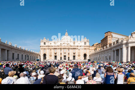 Vue de la Basilique Saint Pierre au cours de l'audience générale avec le Pape sur la Place Saint-Pierre du Vatican Rome , Italie Banque D'Images