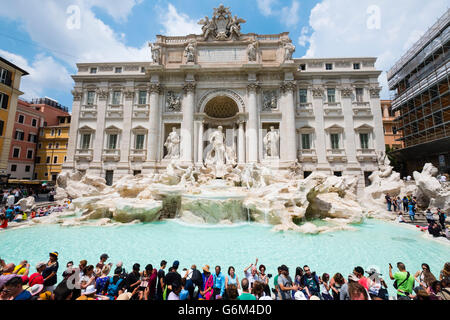 Fontaine de Trevi ou Fontana di Trevia avec beaucoup de touristes à Rome Italie Banque D'Images