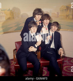 Les Beatles présentent leurs MBE au Saville Theatre, après les avoir reçus de la Reine au Palais de Buckingham. (En haut à gauche, dans le sens des aiguilles d'une montre : George Harrison, John Lennon, Ringo Starr et Paul McCartney) Banque D'Images