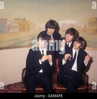 Les Beatles présentent leurs MBE au Saville Theatre, après les avoir reçus de la Reine au Palais de Buckingham. (En haut à gauche, dans le sens des aiguilles d'une montre : George Harrison, John Lennon, Ringo Starr et Paul McCartney) Banque D'Images