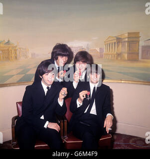 Les Beatles présentent leurs MBE au Saville Theatre, après les avoir reçus de la Reine au Palais de Buckingham. (En haut à gauche, dans le sens des aiguilles d'une montre : George Harrison, John Lennon, Ringo Starr et Paul McCartney) Banque D'Images