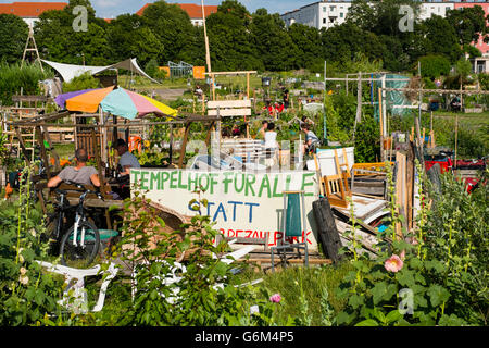 Projet de jardin communautaire au parc de l'aéroport de Tempelhof à Berlin Allemagne ancien Banque D'Images