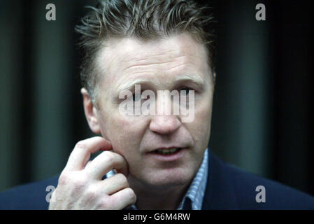 L'ancien champion du monde de boxe Steve Collins, 39 ans, après avoir comparu devant le tribunal de justice de Southend, accusé d'avoir clamé une porte de réfrigérateur contre la tête de sa petite amie à la suite d'un argument à leur domicile. L'Irishman Collins, 39 ans, fait face à une accusation d'agression commune après que la police a été appelée à son domicile à Shoeburyness, dans l'Essex, la semaine dernière. Mme Davies, qui était en cour, est partie avec Collins après l'audience, mais la paire a refusé de commenter. 16/12/03: Steve Collins l'ancien champion du monde de boxe qui a été accusé d'avoir agressé sa petite amie a fait tomber l'accusation contre lui, la Couronne Banque D'Images