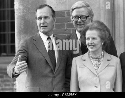 George Bush, vice-président des États-Unis (à gauche), avec le premier ministre Margaret Thatcher et le secrétaire aux Affaires étrangères Sir Geoffrey Howe. *balayage basse résolution - version haute résolution disponible sur demande* Banque D'Images