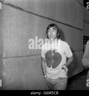 Keith Moon, batteur du groupe de rock de l'OMS, qui a été commandé hier à bord d'un avion de British Airways aux Seychelles après quoi un rang avec un pilote, à l'aéroport d'Heathrow à Londres quand il est arrivé à bord d'un vol de Kenya Airways. Banque D'Images