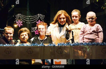 Le présentateur de télévision Cat Deeley et les enfants de l'hôpital Great Ormond Street allument les lumières de Noël de Bond Street pour lancer la soirée shopping de Noël de Bond Street dans le centre de Londres. L'événement est en faveur de la Great Ormond Steet Hospital Children's Charity dont Cat est patron. Banque D'Images