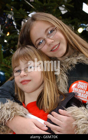 Rachel Mawdsley, âgée de 12 ans, de Rippon North Yorkshire, embrasse sa sœur Emma, âgée de 11 ans, à la porte du 10 Downing Street, Londres.Katie fait partie d'un groupe d'enfants qui recevront un « Prix des enfants du courage des femmes » à l'abbaye de Westminster. Banque D'Images