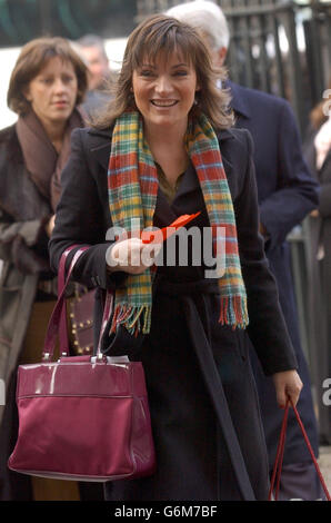 Lorraine Kelly arrive à la cérémonie de remise du prix de l'enfant du courage de la femme à l'abbaye de Westminster à Londres. 28/04/04: Lorraine Kelly qui a participé à une cérémonie d'inauguration spéciale impliquant une tournée de pub comme elle a été installée comme rectrice d'une université. Le présentateur de GMTV, né à Glasgow, a battu le présentateur de BBC radio Scotland, Lesley Riddoch, et l'ancien agent de MI5, David Sailer, en février, pour devenir recteur de l'Université Dundee. Banque D'Images