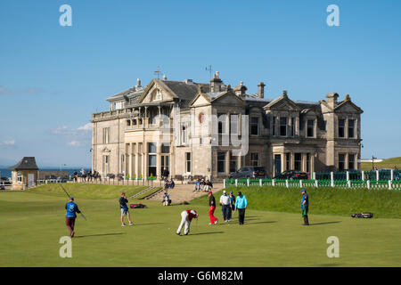 Le Royal and Ancient Club house à côté 18ème green sur Old Course à St Andrews golf course de Fife, Scotland, United Kingdom Banque D'Images