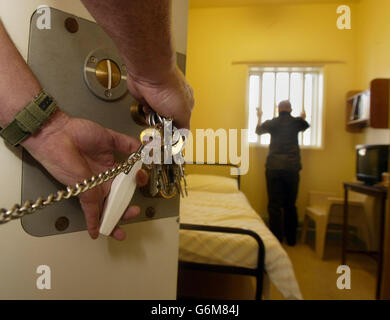 Une des cellules rénovées dans la maison Bush - une des deux ailes rénovées à l'intérieur de la prison de Maghaberry près de Lisburn, dans le comté d'Antrim.Le programme de rénovation a coûté 14 millions et vise à séparer les prisonniers loyalistes et républicains. Banque D'Images