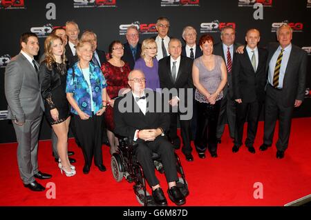 Nominés pour le prix des héros méconnus Joe et Maggie Forber avec la famille et des amis arrivant pour les Prix de la personnalité sportive de l'année 2013, à la première Direct Arena, Londres. Banque D'Images