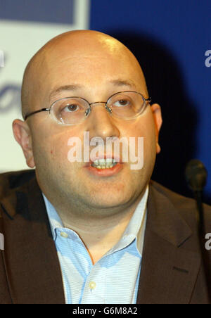 Maurice Biriotti, 38 ans, un ami proche de la famille de la femme qui a été violemment et à plusieurs reprises poignardée en faisant du jogging dans un parc de Londres, assiste à une conférence de presse au siège de la police métropolitaine, Scotland Yard, Londres, où il a demandé à quiconque avec des informations de venir avant-propos. Le professionnel de 38 ans qui est toujours à l'hôpital après l'attaque a été poignardé autour de Clissold Park dans le nord de la ville vendredi dernier, la police estimant que l'attaquant est la même personne que celle qui a assassiné l'artiste américaine Margaret Muller le 3 février dernier à Victoria Park, Hackney, Nord de Londres. Banque D'Images