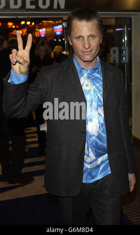 Star du film Viggo Mortensen arrive pour la première britannique de Lord of the Rings : le retour du roi à Odeon Leicester Square dans le centre de Londres.Le troisième film de la trilogie Lord of the Rings - réalisé par Peter Jackson - est sorti le 17 décembre 2003. Banque D'Images