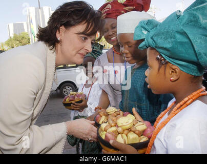 L'épouse du Premier ministre Cherie Blair lors d'une visite aux stands du marché du Centre national des femmes nigérian à Abuja. Cherie accompagne son mari à la réunion annuelle des chefs de gouvernement du Commonwealth au Nigeria. Banque D'Images