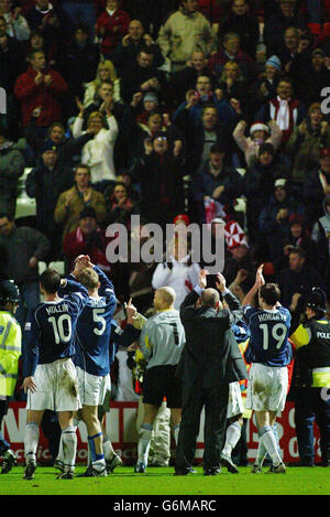 John Coleman, patron du FC Accrrington Stanley, et ses côtés applaudissent la fidélité de voyage après avoir vu leurs côtés tirer 1-1 contre l'AFC de Bournemouth lors du deuxième match de la FA Cup au Fitness First Stadium, à Bournemouth. PAS D'UTILISATION DU SITE WEB DU CLUB OFFICIEUX. Banque D'Images