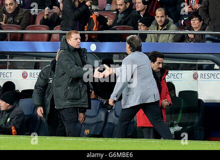 Le Manager celtique Neil Lennon (à gauche) et le Manager de Barcelone Gerardo Martino (à droite) se réveille les mains après le coup de sifflet final Banque D'Images