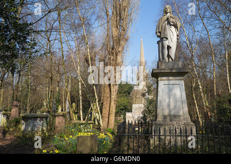 Abney Park Cemetery sur soleil du printemps dans la région de Stoke Newington, au nord de Londres Banque D'Images