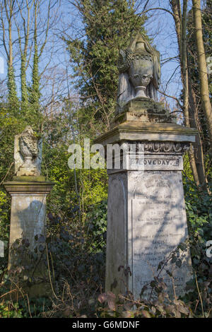 Pierres tombales de l'époque victorienne avec urnes drapées dans Abney Park Cemetery à Stoke Newington, au nord de Londres, UK Banque D'Images