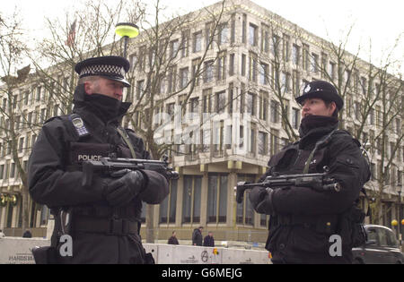 Deux policiers armés gardent la garde à l'extérieur de l'ambassade américaine à Grosvenor Square, à Londres. Les États-Unis étaient en état d'alerte avec l'avertissement que la menace d'une attaque terroriste pendant les vacances était « plus grande aujourd'hui qu'à tout autre moment » depuis les atrocités du 11 septembre. Banque D'Images