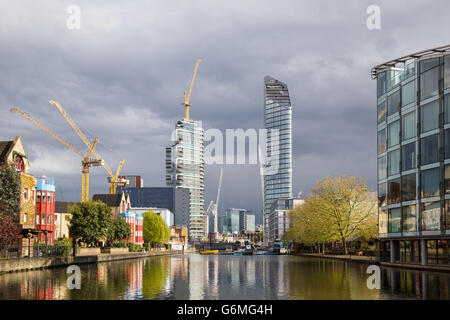 Vue vers les blocs de bureau et les grues de construction de l'échelle de la ville du bassin de la route par Regent's Canal à Islington, Londres N1 Banque D'Images