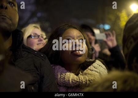 Des foules de gens qui regardent des feux d'artifice sur le remblai dans le centre de Londres pendant les célébrations du nouvel an. Banque D'Images